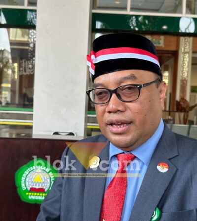 Rektor Unisma, Prof Junaidi saat diwawancarai seusai Upacara Hari Kemerdekaan Indonesi ke-81. (blok-a.com/ M Berril Labiq)