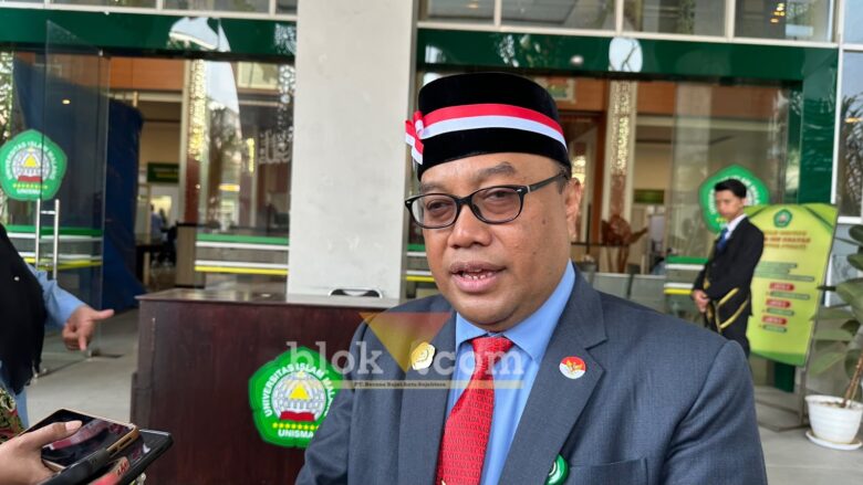 Rektor Unisma, Prof Junaidi saat diwawancarai seusai Upacara Hari Kemerdekaan Indonesi ke-81. (blok-a.com/ M Berril Labiq)