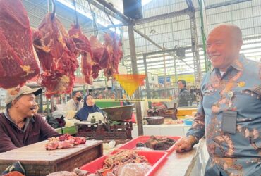 Kepala Diskopindag Kota Malang, Eko Sri Yuliadi saat meninjau harga daging sapi di Pasar Bunul (blok-a.com / Yogga Ardiawan)
