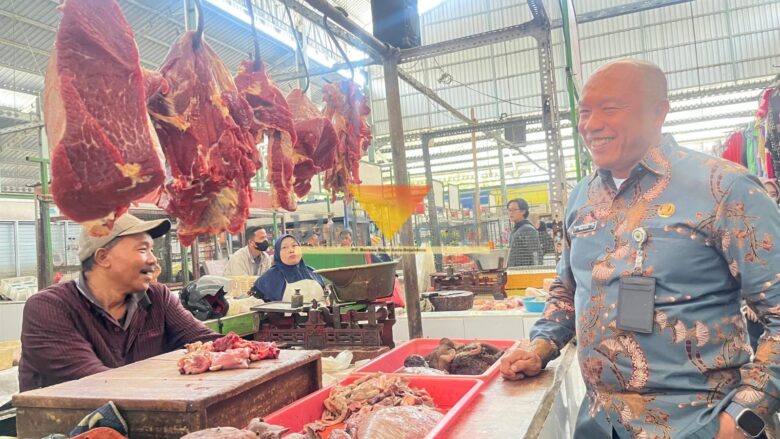 Kepala Diskopindag Kota Malang, Eko Sri Yuliadi saat meninjau harga daging sapi di Pasar Bunul (blok-a.com / Yogga Ardiawan)