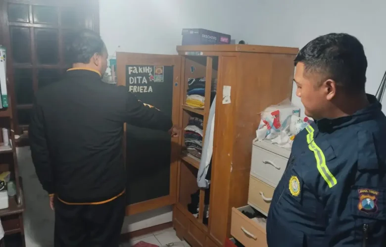 Aksi pencurian laptop di sebuah rumah warga Desa Sidorahayu, Kecamatan Wagir, Kabupaten Malang (foto: dok Humas Polres)