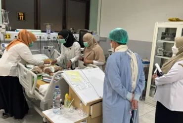 Anak 3 tahun yang kritis karena diduga dianiaya, sedang memperoleh perawatan di RSSA Kota Malang (foto: Polresta Malang Kota)
