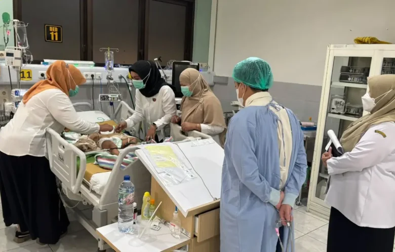 Anak 3 tahun yang kritis karena diduga dianiaya, sedang memperoleh perawatan di RSSA Kota Malang (foto: Polresta Malang Kota)