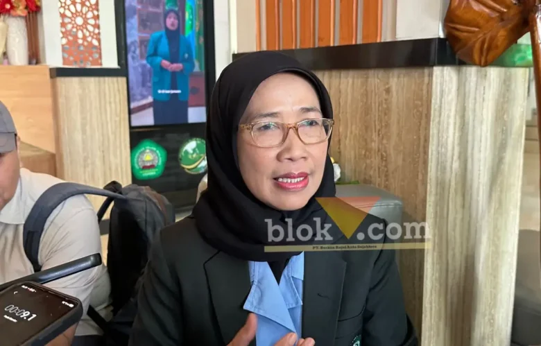 Guru Besar Fisiologi Tumbuhan Unisma, Prof. Istirochah Pujiwati saat diwawancarai awak media (foto: blok-a.com/ M Berril Labiq)