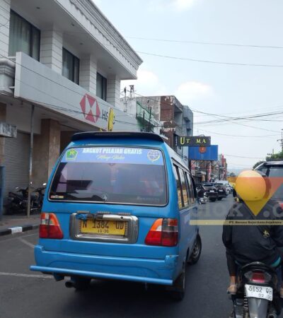 Angkot Pelajar Gratis di Kota Malang Mulai Beroperasi Senin, 90 Unit Disiapkan Kota Malang, blok-a.com – Program angkutan pelajar gratis di Kota Malang direncanakan mulai beroperasi pada Senin (31/8/2026). Dinas Perhubungan (Dishub) Kota Malang kini menyiapkan para pengemudi yang akan terlibat dalam layanan tersebut. Sebelum layanan berjalan, Dishub terlebih dahulu melakukan sosialisasi kepada para pengemudi, termasuk mengenai standar operasional prosedur (SOP) layanan angkutan pelajar gratis. “Konsepnya yang pertama kita lakukan sosialisasi dulu. Yang jelas kita lakukan sosialisasi SOP kepada seluruh pengemudi yang terlibat nanti di layanan angkutan pelajar,” ujar narasumber. Untuk tahap sosialisasi, Dishub sementara mengundang sekitar 60 hingga 70 pengemudi. Namun, jumlah armada yang dibutuhkan untuk menjalankan program tersebut lebih banyak. “Kita membutuhkan 90. Maksimal 90, 90 unit gitu,” jelasnya. Nantinya, tidak seluruh angkot yang disiapkan bisa langsung bergabung. Sebab, masih terdapat sejumlah kendaraan yang harus menyelesaikan proses administrasi dan kelayakan kendaraan, termasuk uji KIR. “Mereka kan butuh Uji KIR juga, ada yang belum,” katanya. Sementara itu, dari sisi perangkat pendukung, sebanyak 73 angkot disebut telah terpasang GPS. Perangkat tersebut menjadi bagian dari sistem pemantauan angkot yang digunakan dalam layanan angkutan pelajar gratis. Jika seluruh persiapan berjalan sesuai rencana, layanan angkot pelajar gratis tersebut ditargetkan mulai berjalan Senin (31/8/2026). “Jalan nanti. Senin insyaallah,” ujarnya. Untuk rutenya, Dishub tidak membuat jalur baru secara keseluruhan. Angkot pelajar gratis akan mengikuti rute yang sebelumnya digunakan bus sekolah. “Rutenya sesuai dengan rutenya bus sekolah,” jelasnya. Saat ini, layanan bus sekolah di Kota Malang memiliki 15 jalur. Rute angkot pelajar gratis nantinya juga akan disesuaikan dengan kebutuhan pelajar, termasuk menjangkau kawasan yang sebelumnya menjadi perhatian dalam layanan bus sekolah. Salah satunya kawasan Madyopuro. Selain itu, wilayah Buring juga menjadi bagian dari cakupan layanan tersebut. “Ya, ditambah lagi tuh. Ya termasuk itu,” katanya. Dengan skema tersebut, angkot pelajar gratis diharapkan tidak hanya mengantarkan pelajar menuju sekolah, tetapi juga memperluas jangkauan layanan transportasi pelajar di sejumlah kawasan Kota Malang.