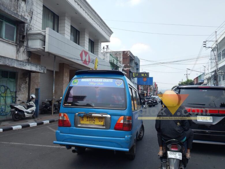 Angkot Pelajar Gratis di Kota Malang Mulai Beroperasi Senin, 90 Unit Disiapkan Kota Malang, blok-a.com – Program angkutan pelajar gratis di Kota Malang direncanakan mulai beroperasi pada Senin (31/8/2026). Dinas Perhubungan (Dishub) Kota Malang kini menyiapkan para pengemudi yang akan terlibat dalam layanan tersebut. Sebelum layanan berjalan, Dishub terlebih dahulu melakukan sosialisasi kepada para pengemudi, termasuk mengenai standar operasional prosedur (SOP) layanan angkutan pelajar gratis. “Konsepnya yang pertama kita lakukan sosialisasi dulu. Yang jelas kita lakukan sosialisasi SOP kepada seluruh pengemudi yang terlibat nanti di layanan angkutan pelajar,” ujar narasumber. Untuk tahap sosialisasi, Dishub sementara mengundang sekitar 60 hingga 70 pengemudi. Namun, jumlah armada yang dibutuhkan untuk menjalankan program tersebut lebih banyak. “Kita membutuhkan 90. Maksimal 90, 90 unit gitu,” jelasnya. Nantinya, tidak seluruh angkot yang disiapkan bisa langsung bergabung. Sebab, masih terdapat sejumlah kendaraan yang harus menyelesaikan proses administrasi dan kelayakan kendaraan, termasuk uji KIR. “Mereka kan butuh Uji KIR juga, ada yang belum,” katanya. Sementara itu, dari sisi perangkat pendukung, sebanyak 73 angkot disebut telah terpasang GPS. Perangkat tersebut menjadi bagian dari sistem pemantauan angkot yang digunakan dalam layanan angkutan pelajar gratis. Jika seluruh persiapan berjalan sesuai rencana, layanan angkot pelajar gratis tersebut ditargetkan mulai berjalan Senin (31/8/2026). “Jalan nanti. Senin insyaallah,” ujarnya. Untuk rutenya, Dishub tidak membuat jalur baru secara keseluruhan. Angkot pelajar gratis akan mengikuti rute yang sebelumnya digunakan bus sekolah. “Rutenya sesuai dengan rutenya bus sekolah,” jelasnya. Saat ini, layanan bus sekolah di Kota Malang memiliki 15 jalur. Rute angkot pelajar gratis nantinya juga akan disesuaikan dengan kebutuhan pelajar, termasuk menjangkau kawasan yang sebelumnya menjadi perhatian dalam layanan bus sekolah. Salah satunya kawasan Madyopuro. Selain itu, wilayah Buring juga menjadi bagian dari cakupan layanan tersebut. “Ya, ditambah lagi tuh. Ya termasuk itu,” katanya. Dengan skema tersebut, angkot pelajar gratis diharapkan tidak hanya mengantarkan pelajar menuju sekolah, tetapi juga memperluas jangkauan layanan transportasi pelajar di sejumlah kawasan Kota Malang.