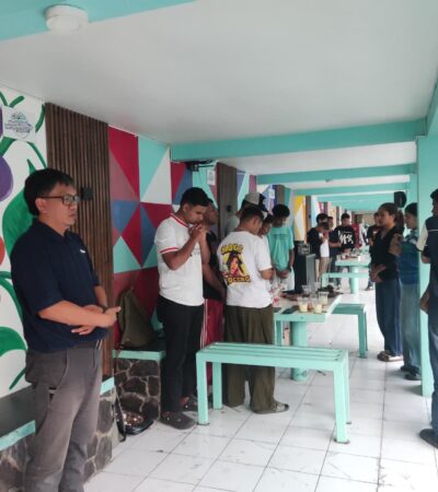 Doa bersama mahasiswa UIBU untuk korban bencana NTT, Jumat (28/8/2026) (dok. Humas UIBU)