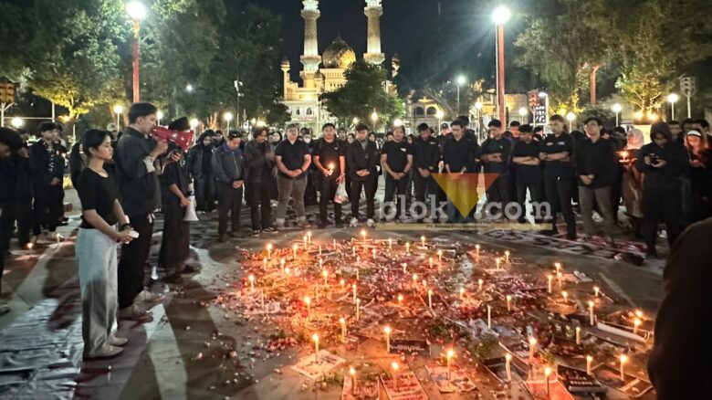 BEM Malang Raya menggelar aksi “Doa untuk Ibu Pertiwi” di Alun-Alun Merdeka Kota Malang, Jumat (28/8/2026) malam. (blok-a.com / M Berril Labiq)