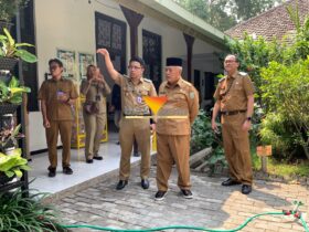 Kepala DLH Kabupaten Malang, Ahmad Dzulfikar Nurrahman saat menunjukkan konsep Eco-Office kepada bersama Bupati Malang, HM Sanusi (blok-a.com / Yogga Ardiawan)