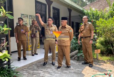 Kepala DLH Kabupaten Malang, Ahmad Dzulfikar Nurrahman saat menunjukkan konsep Eco-Office kepada bersama Bupati Malang, HM Sanusi (blok-a.com / Yogga Ardiawan)