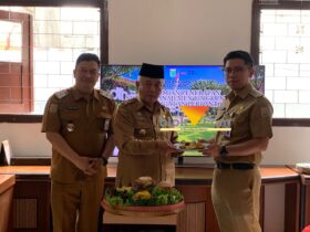 Bupati Malang, HM Sanusi bersama Sekda Budiar dan Kepala DLH Kabupaten Malang, Ahmad Dzulfikar Nurrahman saat meluncurkan Eco-Office (blok-a.com / Yogga Ardiawan)