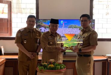 Bupati Malang, HM Sanusi bersama Sekda Budiar dan Kepala DLH Kabupaten Malang, Ahmad Dzulfikar Nurrahman saat meluncurkan Eco-Office (blok-a.com / Yogga Ardiawan)