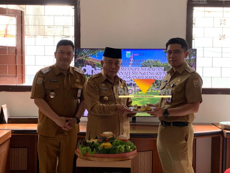 Bupati Malang, HM Sanusi bersama Sekda Budiar dan Kepala DLH Kabupaten Malang, Ahmad Dzulfikar Nurrahman saat meluncurkan Eco-Office (blok-a.com / Yogga Ardiawan)