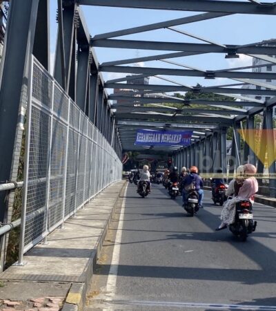 Pagar Setinggi 2 Meter Terpasang di Sisi Timur Jembatan Suhat Kota Malang