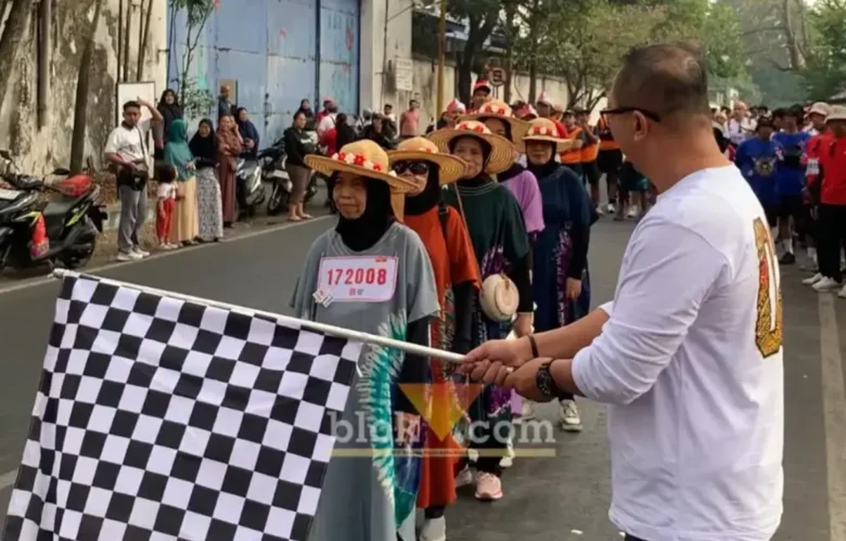 Meriahkan HUT RI ke-81, warga RW 02 Ciptomulyo Kota Malang gelar longmarch 12km (foto: blok-a.com/ Yogga Ardiawan)