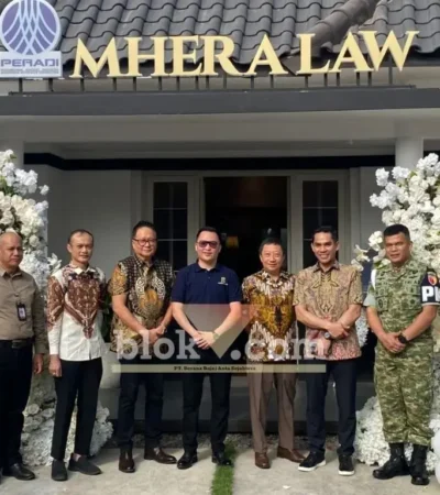 Pimpinan MHERA Law, Malvin berfoto bersama tamu undangan VIP saat peresmpian kantor baru, Jumat (28/8/2026) (foto: blok-a/Bob Bimantara Leander)