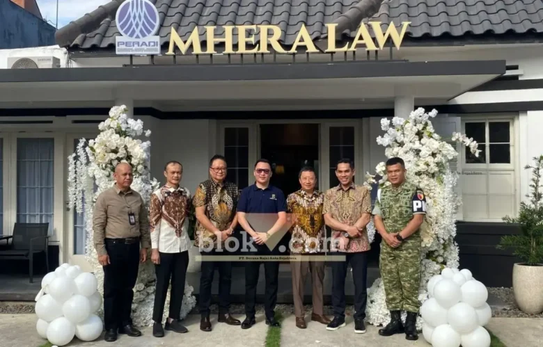 Pimpinan MHERA Law, Malvin berfoto bersama tamu undangan VIP saat peresmpian kantor baru, Jumat (28/8/2026) (foto: blok-a/Bob Bimantara Leander)