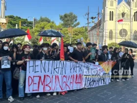 Ratusan massa aksi yang tergabung dalam Aliansi Rakyat Bangkit Bersatu (ARBB) menyuarakan keresahan di area sekitar Monumen Lokomotif, Kayutangan Heritage, Kota Malang, pada Jumat (28/82026) sore (foto: blok-a.com / M Berril Labiq)