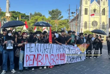 Ratusan massa aksi yang tergabung dalam Aliansi Rakyat Bangkit Bersatu (ARBB) menyuarakan keresahan di area sekitar Monumen Lokomotif, Kayutangan Heritage, Kota Malang, pada Jumat (28/82026) sore (foto: blok-a.com / M Berril Labiq)