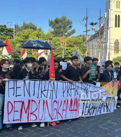 Ratusan massa aksi yang tergabung dalam Aliansi Rakyat Bangkit Bersatu (ARBB) menyuarakan keresahan di area sekitar Monumen Lokomotif, Kayutangan Heritage, Kota Malang, pada Jumat (28/82026) sore (foto: blok-a.com / M Berril Labiq)
