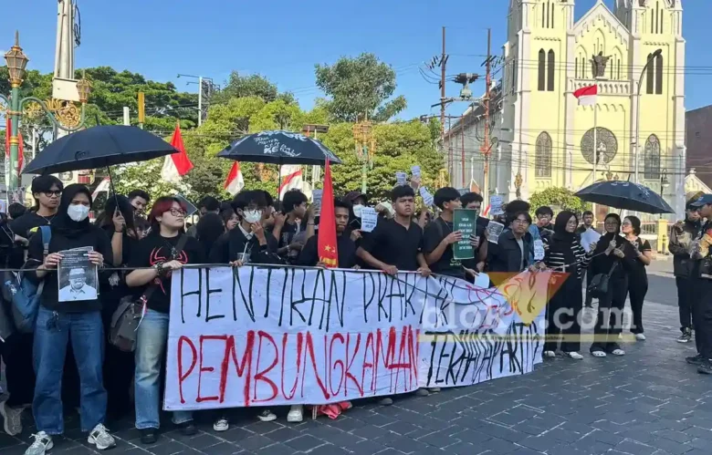 Ratusan massa aksi yang tergabung dalam Aliansi Rakyat Bangkit Bersatu (ARBB) menyuarakan keresahan di area sekitar Monumen Lokomotif, Kayutangan Heritage, Kota Malang, pada Jumat (28/82026) sore (foto: blok-a.com / M Berril Labiq)