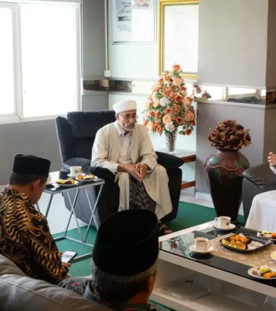 Rektor Unisma Prof. Junaidi bersama jajaran Tarim Islamic University dalam pertemuan kerja sama bidang akademik (foto: Humas Unisma)