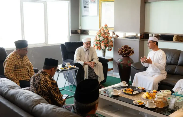 Rektor Unisma Prof. Junaidi bersama jajaran Tarim Islamic University dalam pertemuan kerja sama bidang akademik (foto: Humas Unisma)