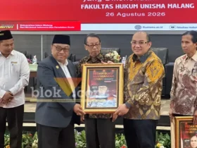 Rektor Unisma, Prof. Junaidi saat memberikan cendera mata ke Prof. Bambang di Acara Bedah Buku Musyawarah (Syura): Politik Hukum Pembentukan Perundang-Undangan yang Dikehendaki Publik (foto: blok-a.com / M Berril Labiq)