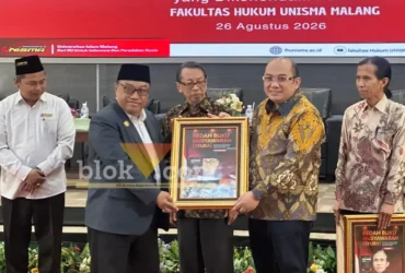 Rektor Unisma, Prof. Junaidi saat memberikan cendera mata ke Prof. Bambang di Acara Bedah Buku Musyawarah (Syura): Politik Hukum Pembentukan Perundang-Undangan yang Dikehendaki Publik (foto: blok-a.com / M Berril Labiq)