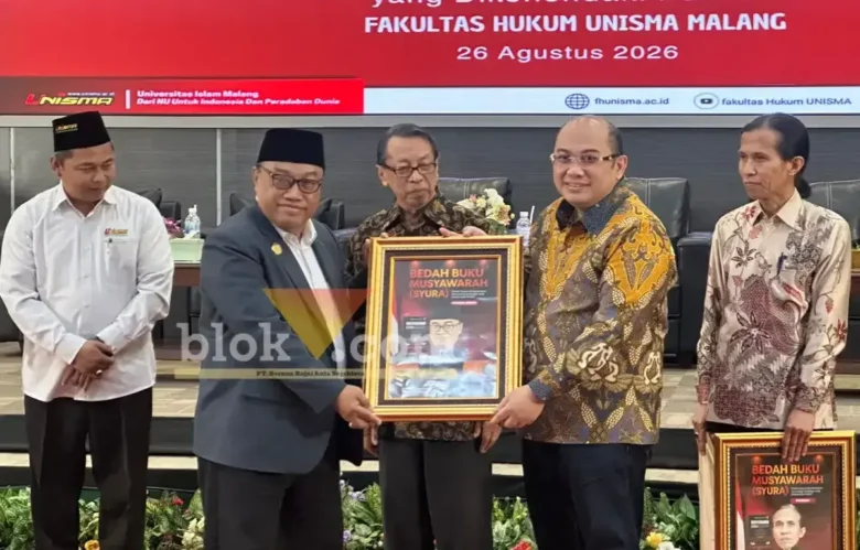 Rektor Unisma, Prof. Junaidi saat memberikan cendera mata ke Prof. Bambang di Acara Bedah Buku Musyawarah (Syura): Politik Hukum Pembentukan Perundang-Undangan yang Dikehendaki Publik (foto: blok-a.com / M Berril Labiq)
