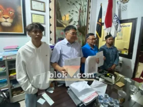 Sudirman (kaos biru) bersama kuasa hukumnya Sumardhan saat konferensi pers, Senin (24/8/2026) (foto: blok-a.com/Bob Bumantara Leander)