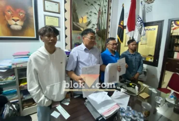 Sudirman (kaos biru) bersama kuasa hukumnya Sumardhan saat konferensi pers, Senin (24/8/2026) (foto: blok-a.com/Bob Bumantara Leander)