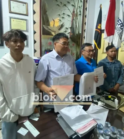 Sudirman (kaos biru) bersama kuasa hukumnya Sumardhan saat konferensi pers, Senin (24/8/2026) (foto: blok-a.com/Bob Bumantara Leander)