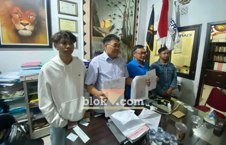 Sudirman (kaos biru) bersama kuasa hukumnya Sumardhan saat konferensi pers, Senin (24/8/2026) (foto: blok-a.com/Bob Bumantara Leander)