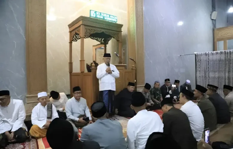 Bupati Malang, Sanusi usai salat subuh berjemaah dalam program Suling di Ngantang, Kabupaten Malang (foto: dokumen Prokopim Kabupaten Malang)