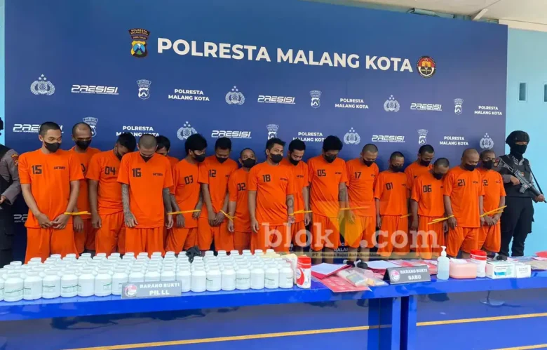 Tersangka kasus narkoba diamankan Polresta Malang Kota dalam Operasi Tumpas Narkoba Semeru 2026 (foto: blok-a.com / M Berril Labiq)
