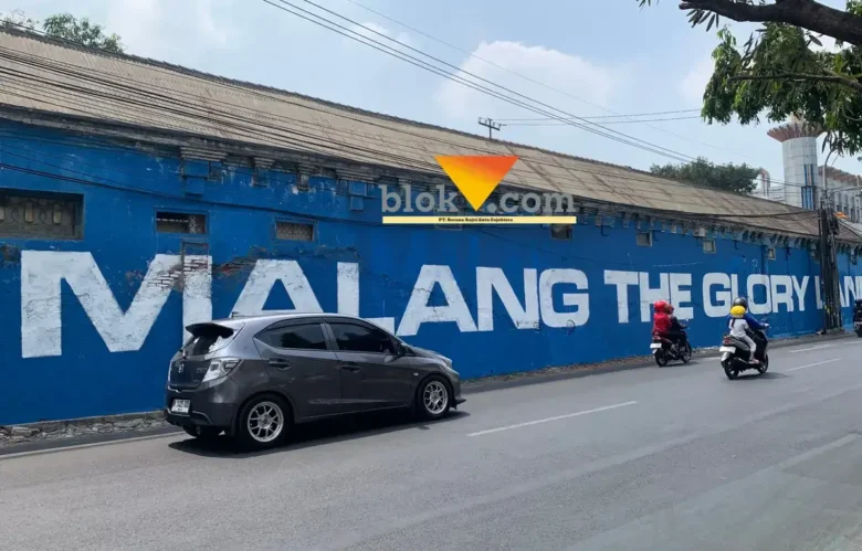 Tulisan “Malang The Glory Land” kembali menghiasi tembok mural di Jalan Arif Rahman Hakim, Kota Malang (foto: Blok-a.com/Yogga Ardiawan)