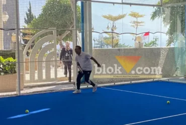 Wali Kota Batu, Nurochman saat mencoba Padel di Paolo Fest, Selasa (25/8/2026) (foto: blok-a/Bob Bimantara Leander)