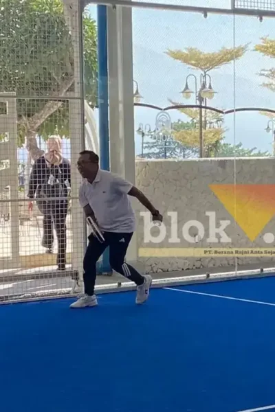 Wali Kota Batu, Nurochman saat mencoba Padel di Paolo Fest, Selasa (25/8/2026) (foto: blok-a/Bob Bimantara Leander)