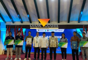 calon pekerja migran asal Kabupaten Malang bersama Menko Muhaimin dan Bupati Sanusi dalam kegiatan peresmian Malang Migrant Center (blok-a.com / Yogga Ardiawan)