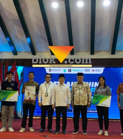 calon pekerja migran asal Kabupaten Malang bersama Menko Muhaimin dan Bupati Sanusi dalam kegiatan peresmian Malang Migrant Center (blok-a.com / Yogga Ardiawan)