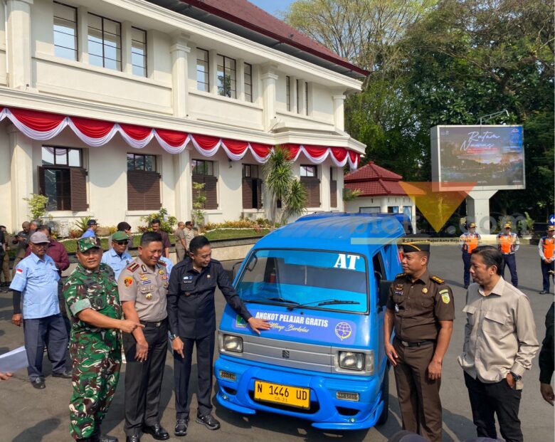 Wali Kota Malang, Wahyu Hidayat saat launching program Angkot Pelajar Gratis bersama Forkopimda, Senin (31/8/2026) (blok-a/Bob Bimantara Leander)