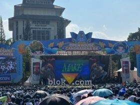 Coldiac saat tampil menghibur maba di Open House RAJA Brawijaya 2026. (blok-a.com / M Berril Labiq)