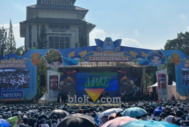 Coldiac saat tampil menghibur maba di Open House RAJA Brawijaya 2026. (blok-a.com / M Berril Labiq)