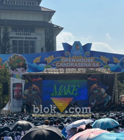 Coldiac saat tampil menghibur maba di Open House RAJA Brawijaya 2026. (blok-a.com / M Berril Labiq)
