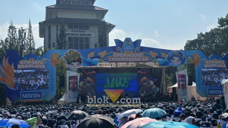 Coldiac saat tampil menghibur maba di Open House RAJA Brawijaya 2026. (blok-a.com / M Berril Labiq)