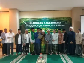 Dzuriyah muasis NU bersama kiai, habaib, gus dan ustaz Jawa Timur di Hotel Syariah Radho, Malang, Sabtu (22/8/2026) (foto: istimewa)