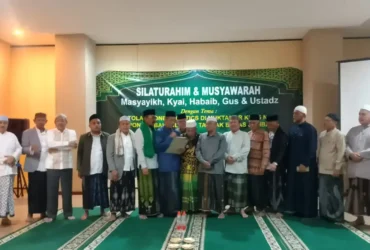 Dzuriyah muasis NU bersama kiai, habaib, gus dan ustaz Jawa Timur di Hotel Syariah Radho, Malang, Sabtu (22/8/2026) (foto: istimewa)