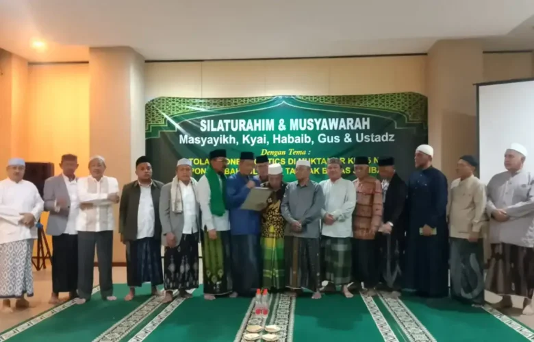 Dzuriyah muasis NU bersama kiai, habaib, gus dan ustaz Jawa Timur di Hotel Syariah Radho, Malang, Sabtu (22/8/2026) (foto: istimewa)