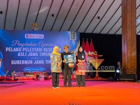 Gubernur Jawa Timur, Khofifah Indar Parawansa saat memberikan apresiasi kepada para pelaku seni Topeng Malangan (blok-a.com / M Berril Labiq)